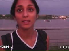 Il suit une beurette dans la rue jusque chez elle